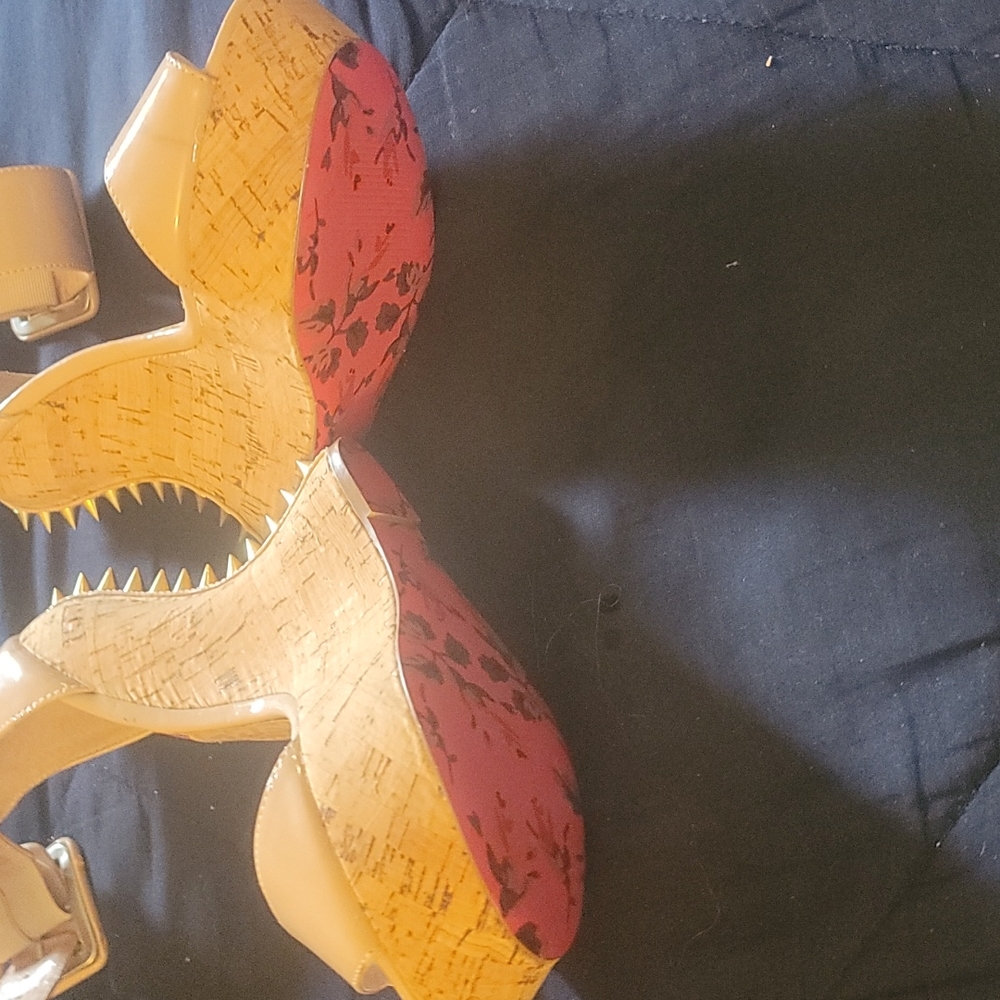 Betsey Johnson Heals Size 8 - Picture 4 of 4